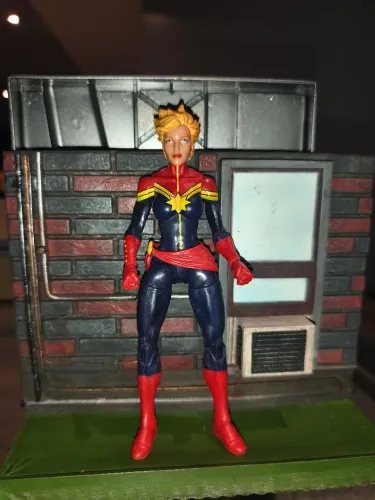 MARVEL LEGENDS/ CAPITÃ MARVEL