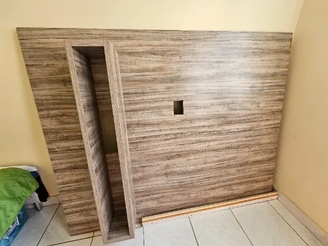 Painel de TV amadeirado com nicho (198cm de comprimento)