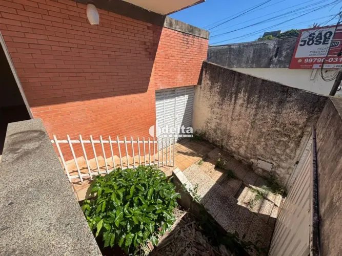 Casa residencial com 4 quartos, disponível para locação no bairro Brasil em Uberlândia MG