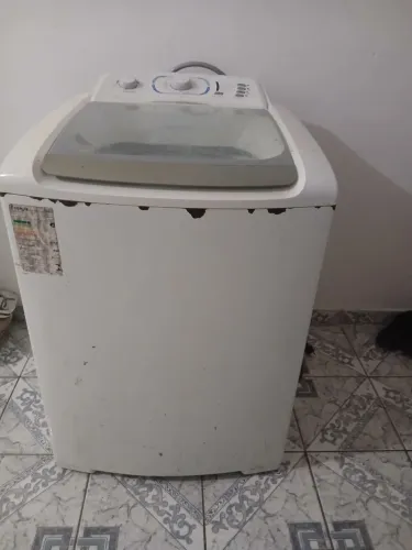 Maquina de lavar Eletrolux 12 kg.  A máquina liga, bate a roupa,  mas não centrífuga. 