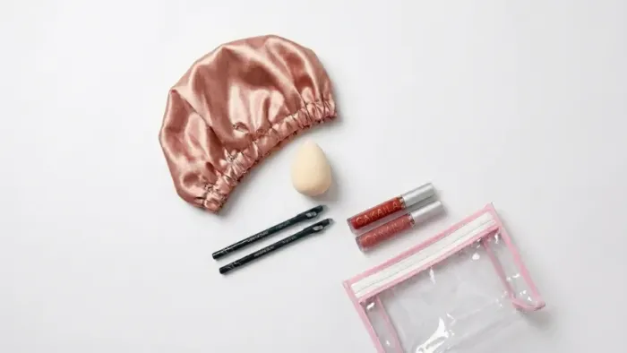 Kit Maquiagem - Necessaire, Touca de Cetim, Esponja, Lápis e Batons - Cores Varia