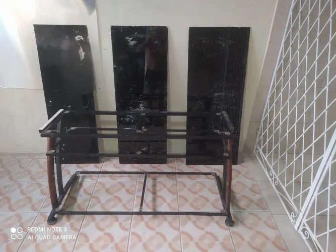 Rack preto com 3 prateleira de vidro fumê