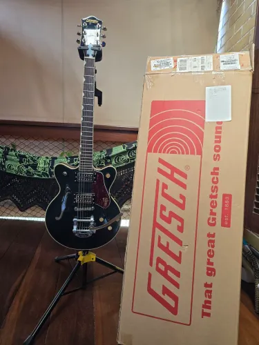 guitarra gretsch com bigsby na caixa