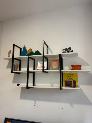 Prateleiras estilo industrial MDF branco e suportes de ferro preto