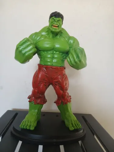estatueta colecionável artesanal em resina do Hulk,