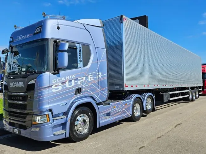 Scania R500 Super 6x2 Ano 24 Retarder Painel TFT + Baú Guerra 0km 30 plt 15.40 x 2.90