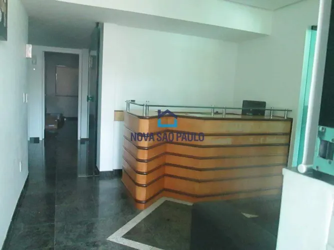 Prédio comercial de 500 m² com 6 salas e 4 vagas. Excelente localização