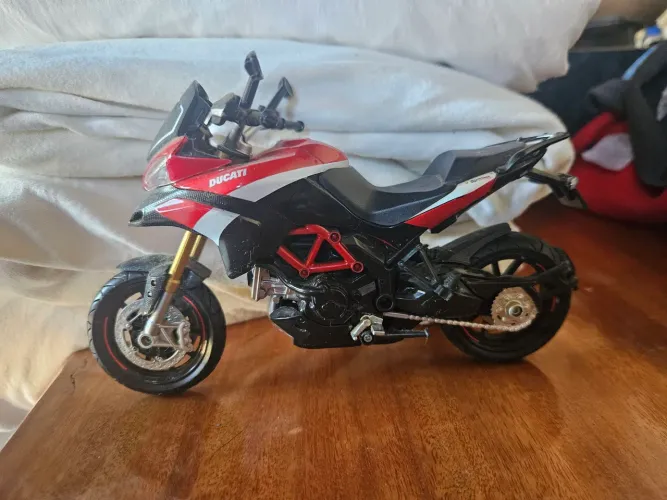 Ducati Multistrada 1200 S Pikes Peak (escala 1:12, marca New-Ray)