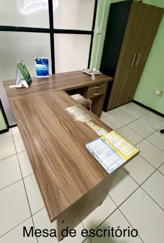 Cadeiras, mesa e armários de consultório médico fechado