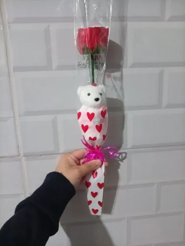 Presente de rosa de cetim com ursinho