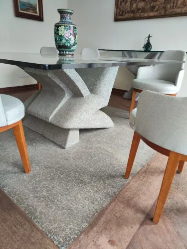 Mesa jantar base pedra com vidro obra arte