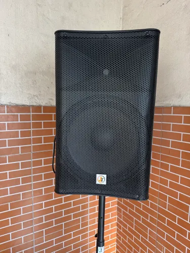 Caixa de som profissional J&F