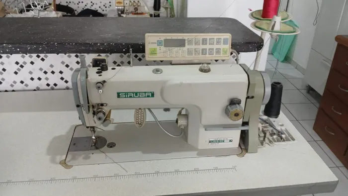 Máquina de Costura Reta Siruba 