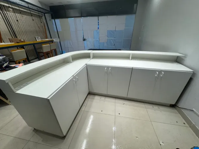 Balcão de Atendimento em L Curvo MDF Branco - Excelente Estado