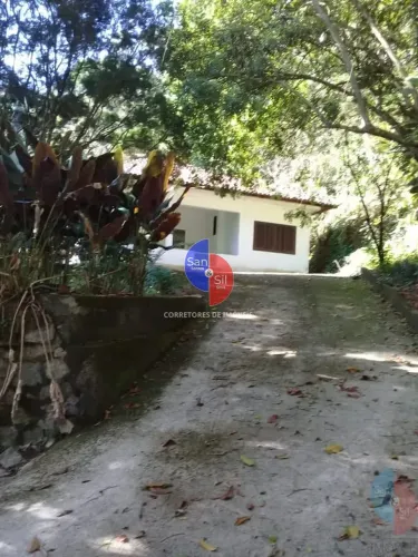 Casa com 3 quartos 1 sendo suíte, 2 banheiros, à venda, 200m² de área construída, localiza
