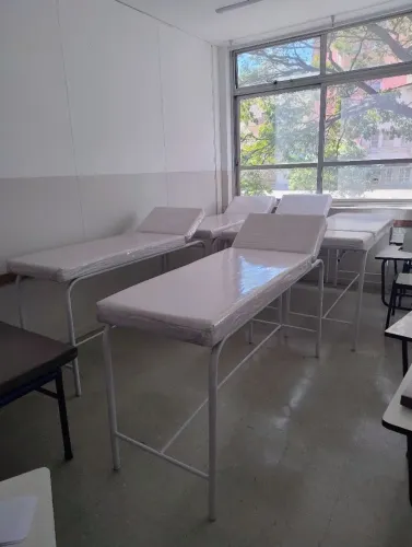 Macas brancas com plástico de proteção instaladopara clínicas, consultórios.