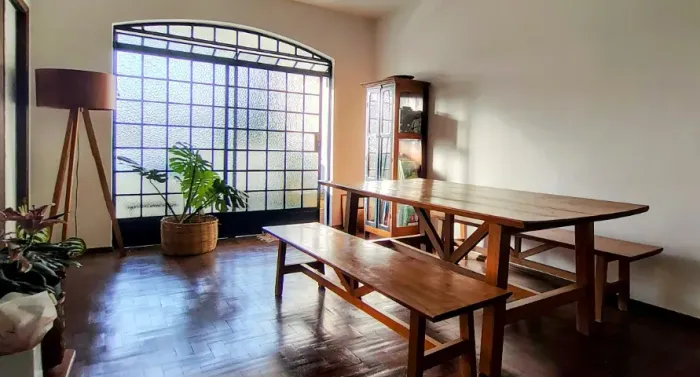 Mesa de jantar em Jequitibá Rosa 2,40 m com 2 bancos - 100% madeira maciça