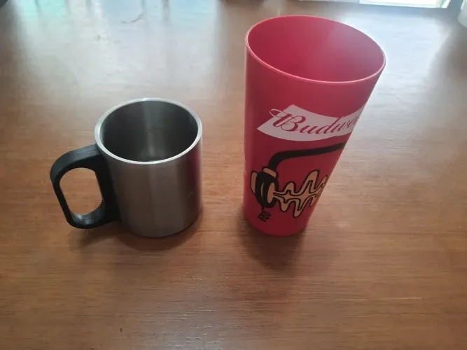Copo plástico Budweiser + caneca alumínio 
