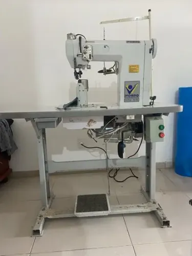 Máquina de costura para couro