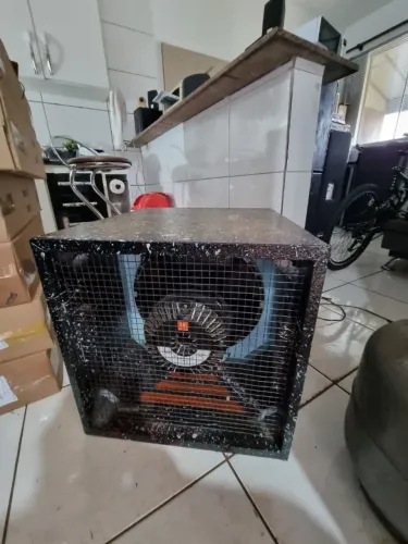 Caixa Subwoofer Jbl Selenium 18SW19A projetada para graves extremos 2500W Pico 10000W 4 Oh