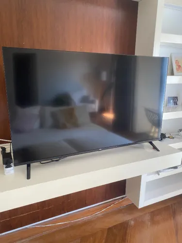 Smart TV TCL, comprada nova em augusto de 2025. Garantia válida até agosto de 2029.