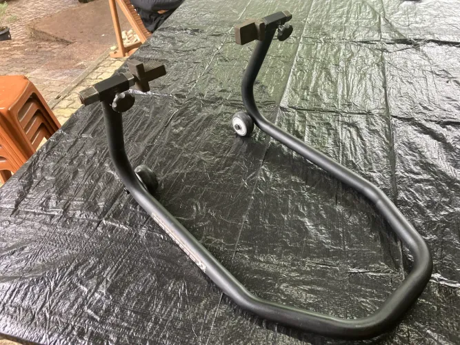 Vendo cavalete para moto da marca Coyote RS muito novo, usado poucas vezes
