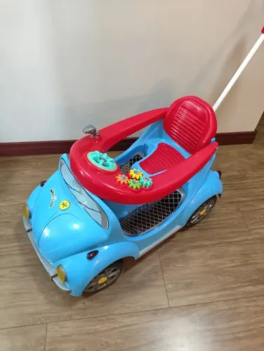 Carrinho de passeio (fusca azul)