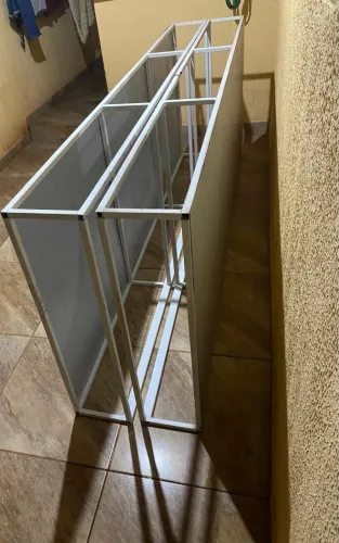 Estruturas de ferro, com fechamento em zinco