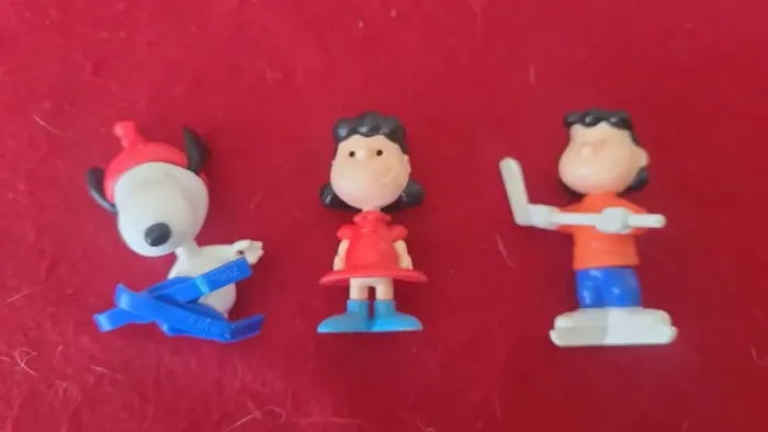 Lote Kinder Ovo Miniaturas de personagens Snoopy com 3 itens