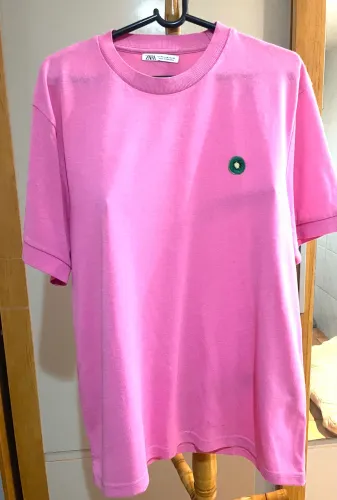 Camisa rosa Zara e regata canelada branco 