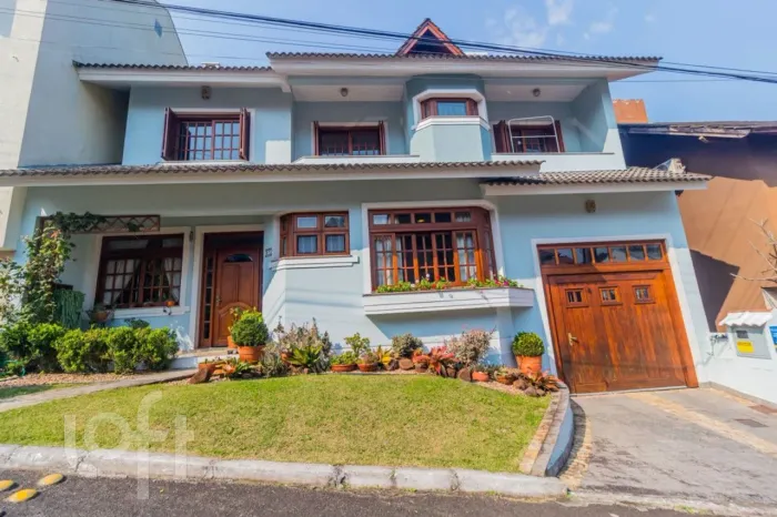 Casa à venda em Vila Nova com 252 m², 4 quartos, 1 suíte, 1 vaga