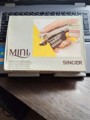Mini Máquina de Costura Portátil Singer