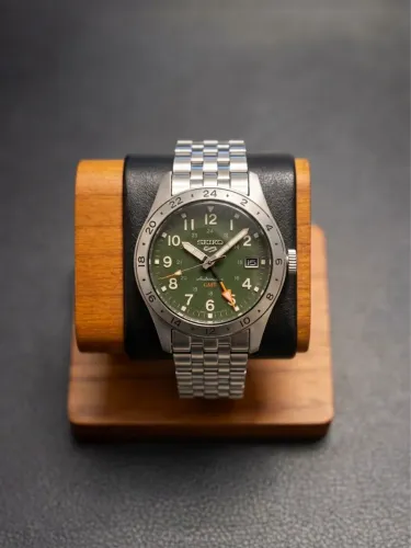 Relógio Seiko 5 Sports Field GMT novo