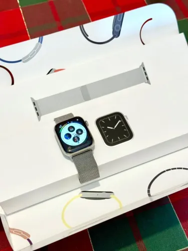 Apple Watch Série 5, 44mm, gps + celular, case de aço inoxidável prata e pulseira milanese