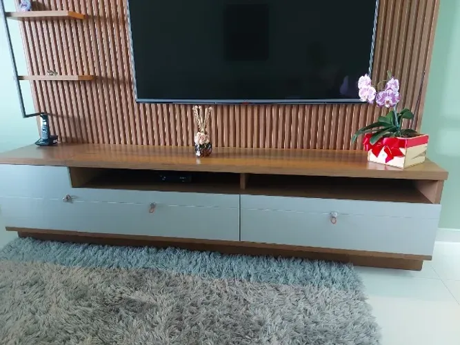 Rack com painel ripado para TV até 75 polegadas, com Led, porta e 2 gavetas