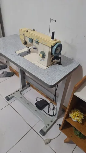 Maquina costura reta com pé