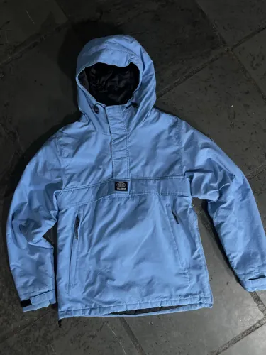 jaqueta anorak azul da Pull&Bear
