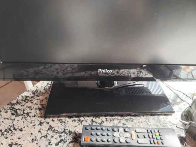 TV philco 24 polegadas,  acompanha controle. Não é smart