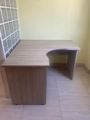 Mesa de Escritório em L com Recorte Ergonômico em Perfeito Estado