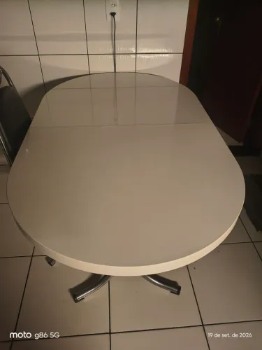 Vende se uma mesa branca com extensor
