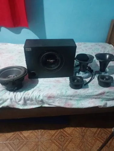 Caixa de som com amplificador com uma boca de 8 e uma de 10 polegadas. E  2 twtter,corneta