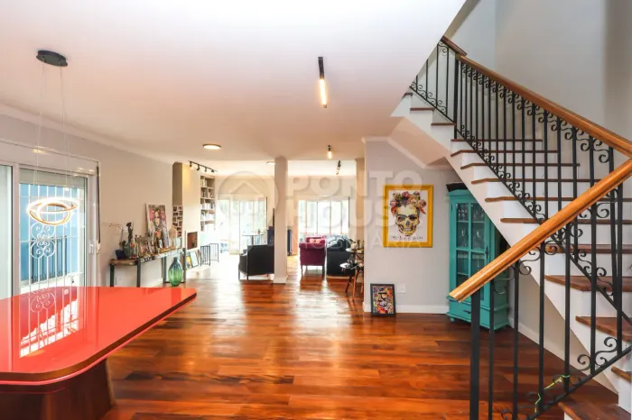 Casa assobradada à venda no Jardim da Saúde, 6 dormitórios, 5 suítes e 4 vagas