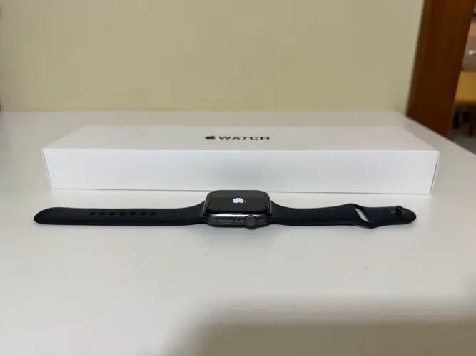 Apple Watch SE GPS + Cellular - Caixa meia-noite de alumínio 44 mm - Pulseira esportiva