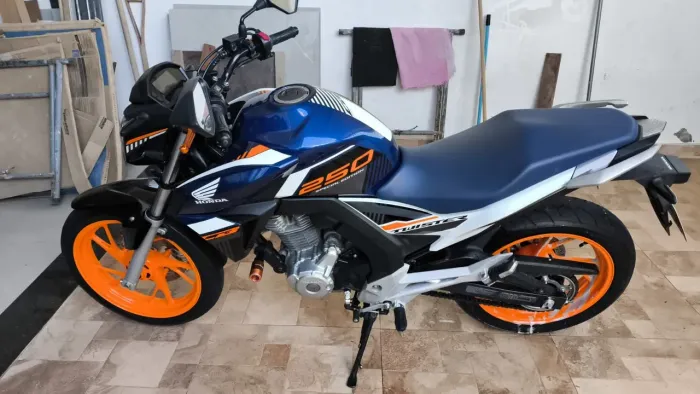 Cb250 Twister ( edição limitada )