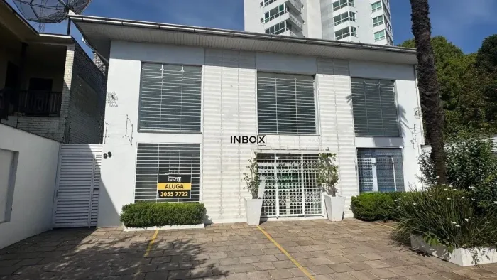 Inbox cia imobiliária aluga excelente sala comercial em rua de grande fluxo de veículos.