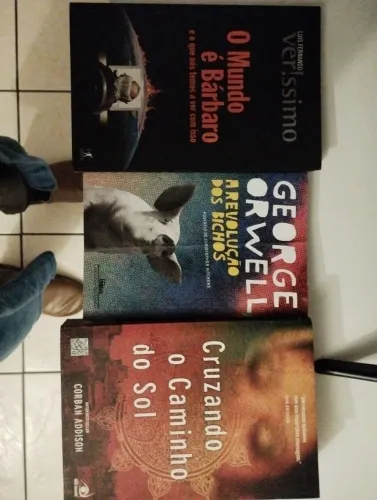Combo livros "A revolução dos bichos", "Cruzando o caminho do sol" e "O mundo é bárbaro"