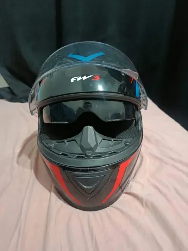 Capacete fw3 com óculos,em bom estado , tamanho 58,bem confortável...