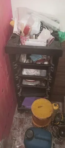 Vendo cadeira de cabeleleiro e um carrinho auxiliar o