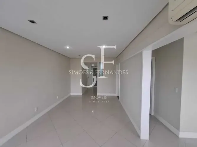 Tijuca - Rua Homem de Melo. Apartamento semi-luxo, com 1 sala ampla e arejada. Possui 3 qu
