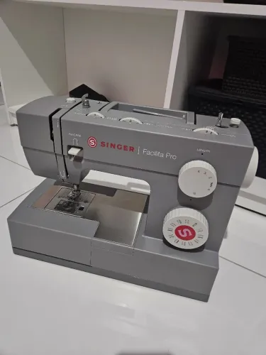 Vendo Máquina de Costura Reta Singer 4423 Cinza
